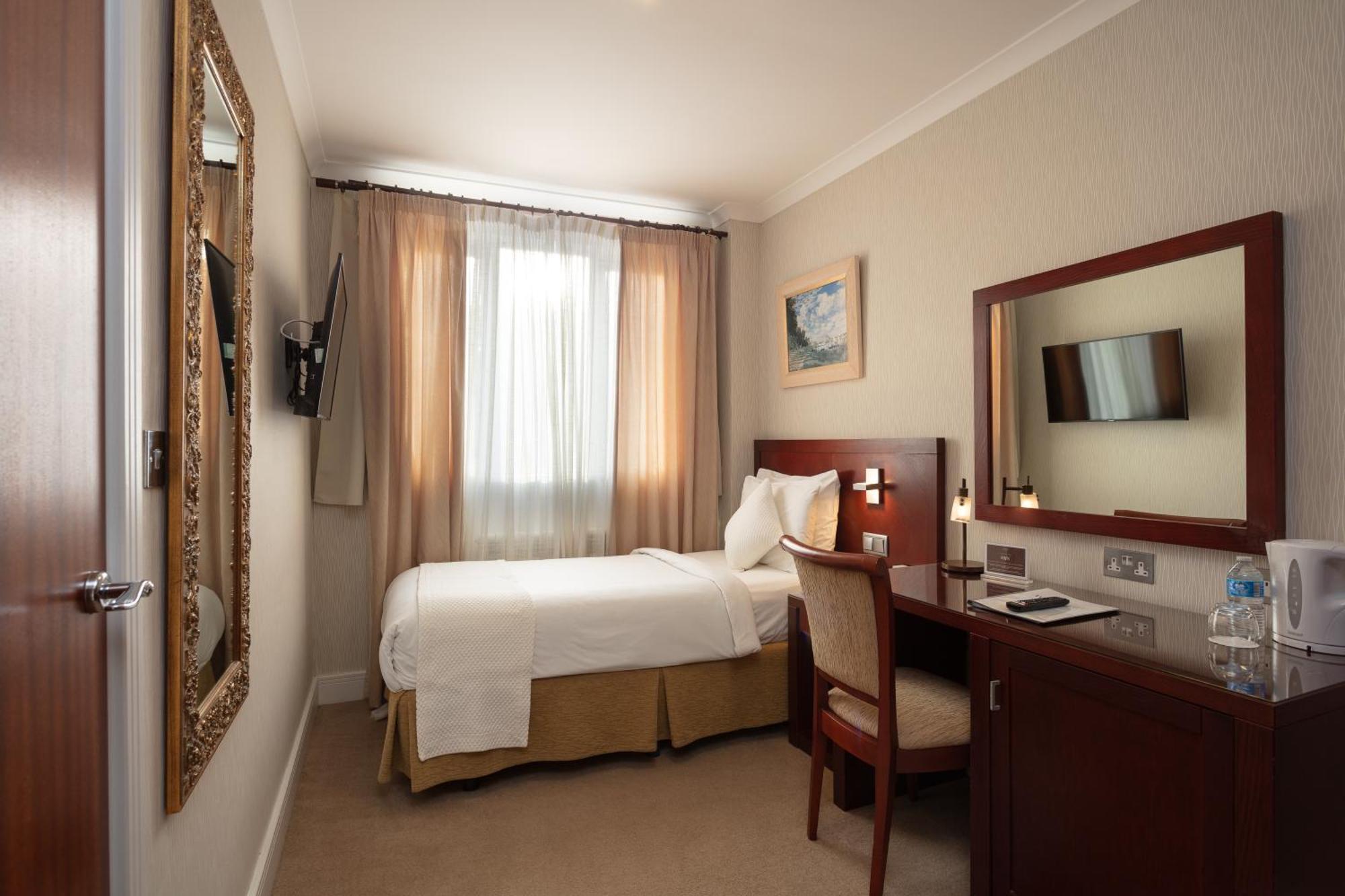 Hotel Savoy Saint Helier Екстер'єр фото